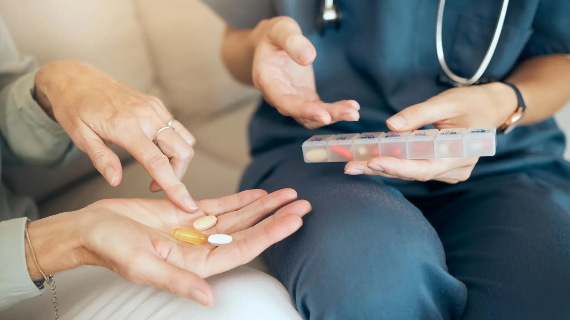 Suplementos para Idosos: Desvendando a Lógica Científica Contra a Proliferação Inútil