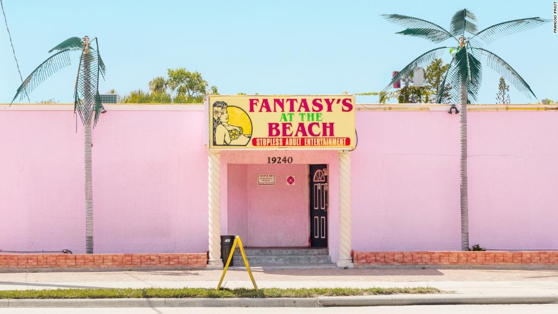 A Fascinante Arquitetura da Contradição Americana: Strip Clubs como Espelhos Culturais