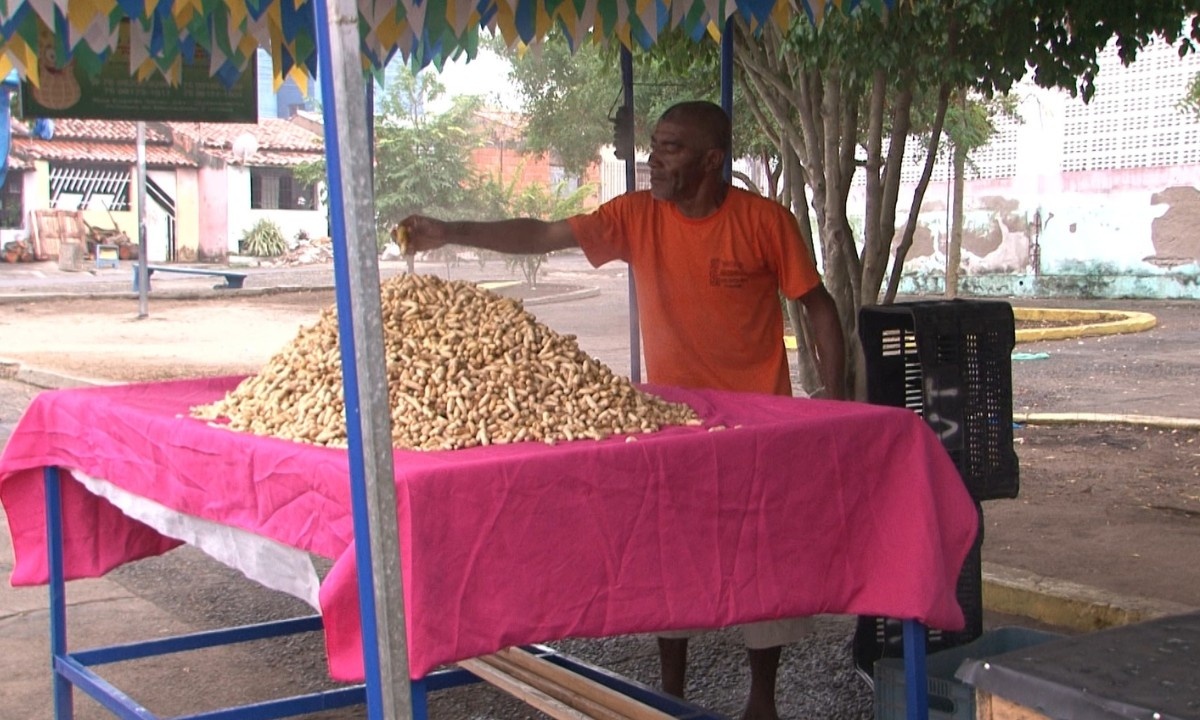 Economia Junina em Feira de Santana: O Amendoim Cozido como Pilar de Sustento Regional e Tradição Resiliente