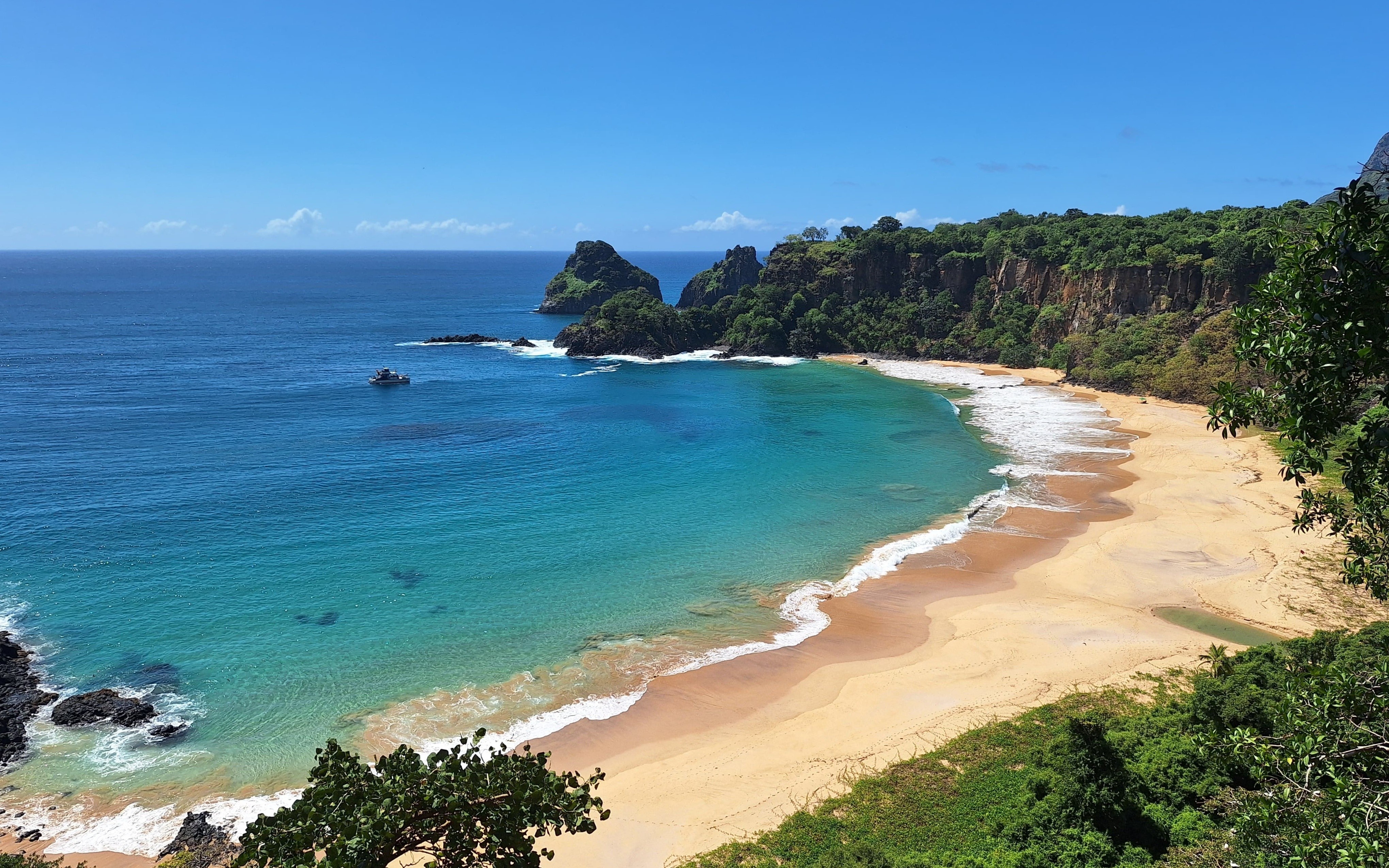Fernando de Noronha: Lacuna na Segurança Aquática Desafia Turistas e Gestão do Parque Nacional
