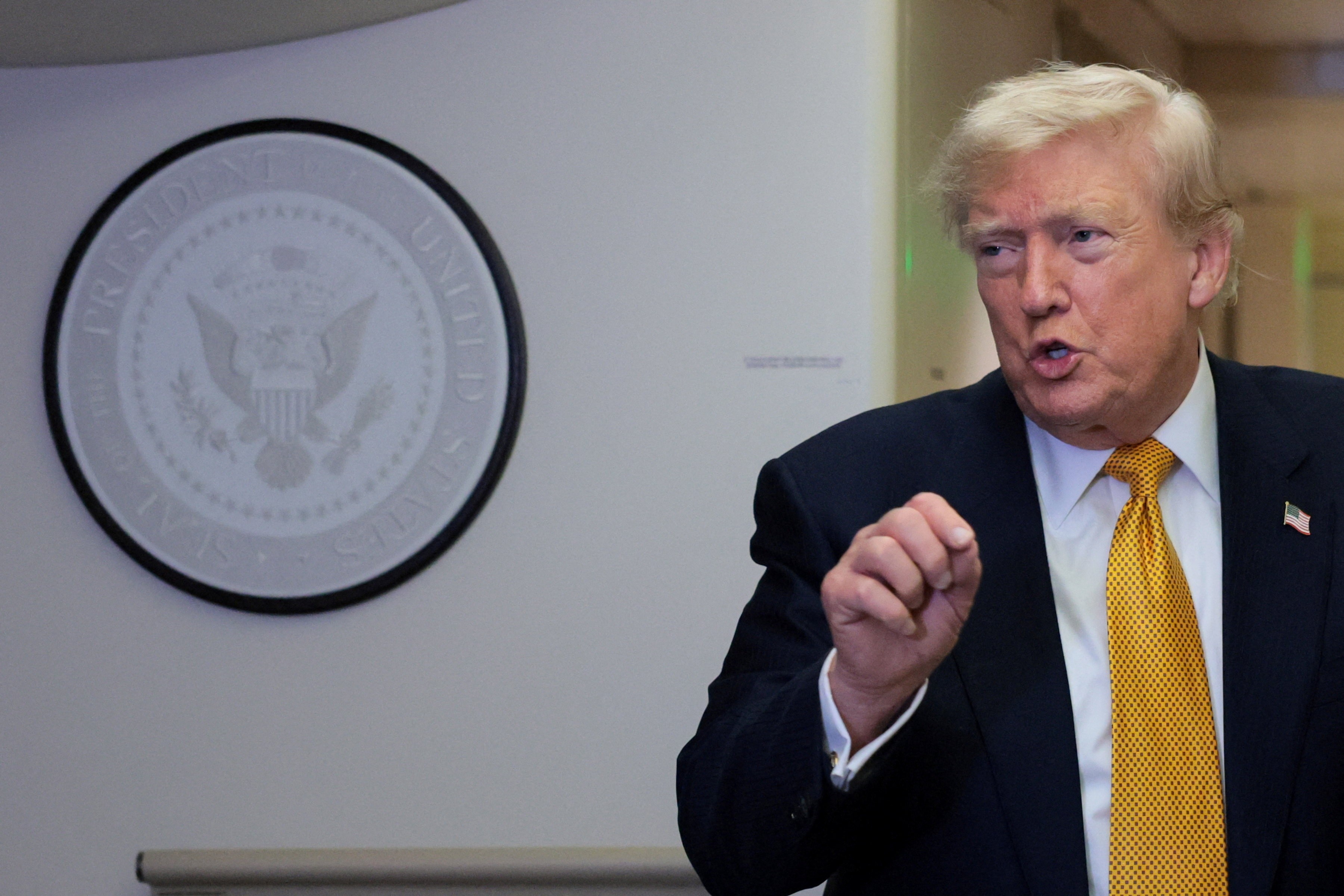 Trump Reafirma Intenção de Controlar Estreito de Ormuz: Implicações Geopolíticas e Econômicas