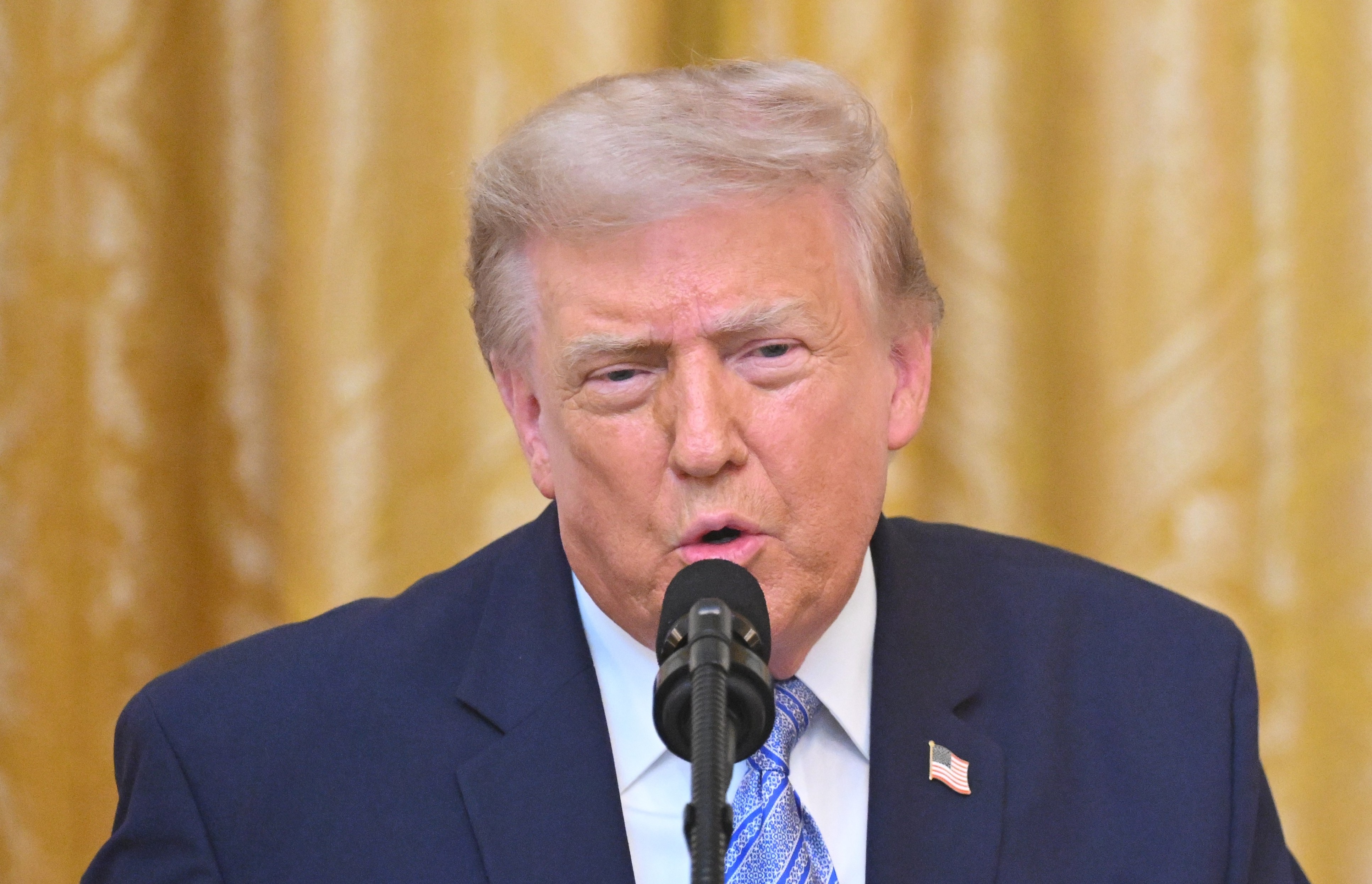 O Jantar dos Correspondentes: Como a Retórica de Trump e a Tensão com a Mídia Afetam o Clima de Negócios