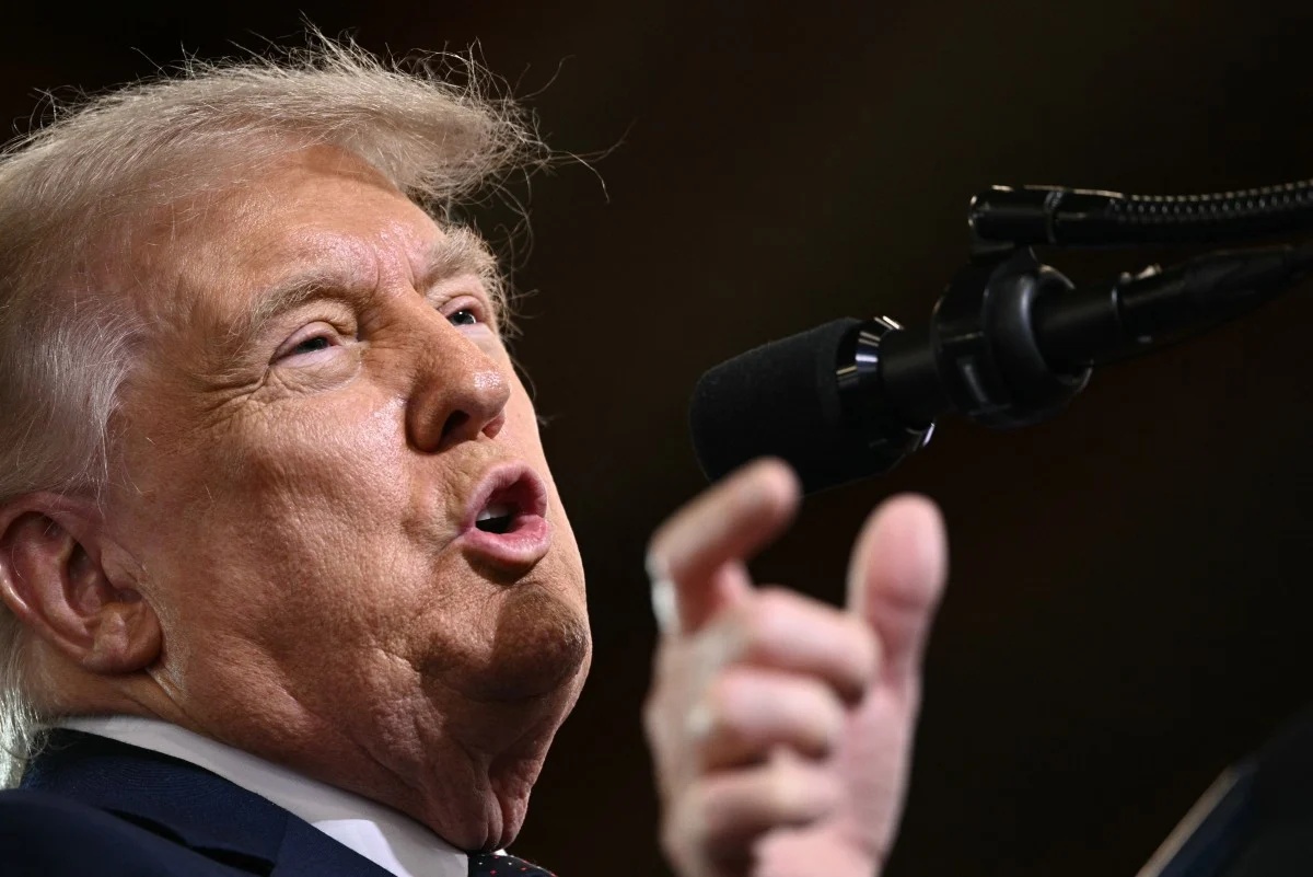 Trump Modera Otimismo sobre Acordo com Irã, Revelando Complexidade e Impasses Persistentes