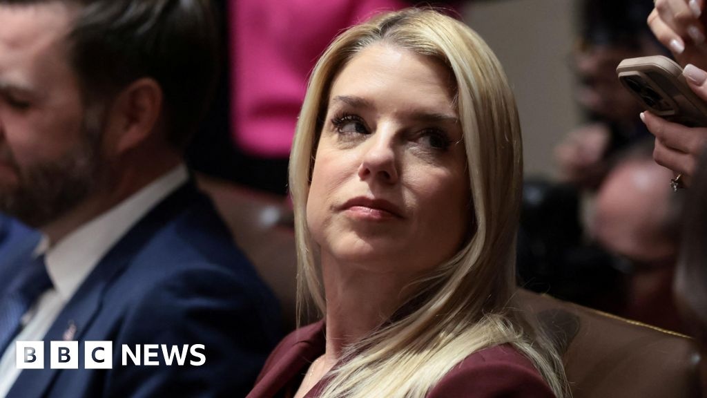 Reorganização na Cúpula da Justiça Americana: A Saída de Pam Bondi e o Cenário Político de Trump