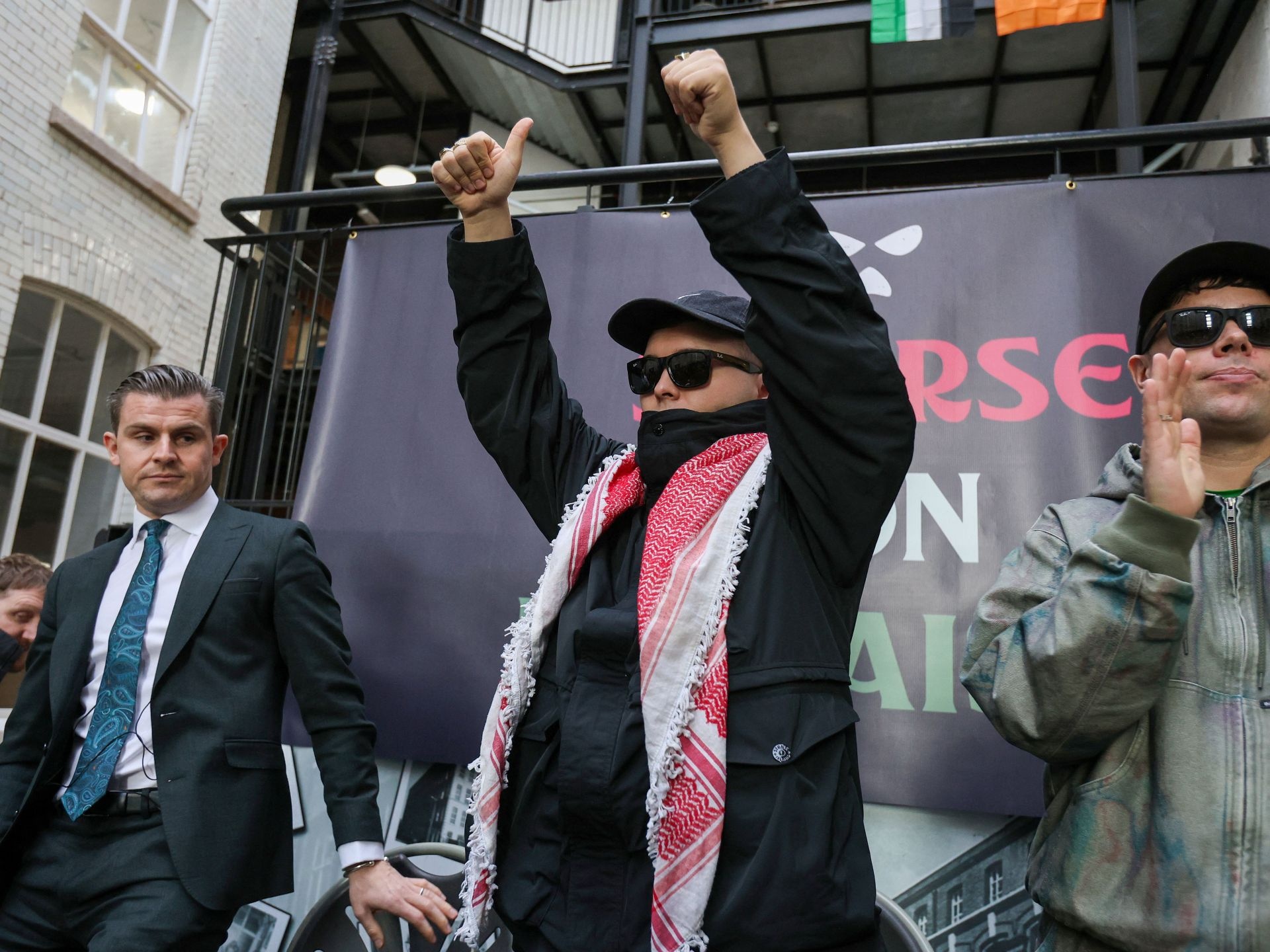 Decisão Judicial no Reino Unido Redefine Limites do Ativismo e da Legislação Antiterror: O Caso do Rapper do Kneecap