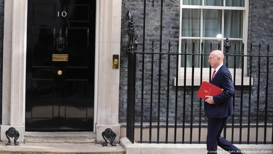 Crise na Defesa Britânica: A Renúncia de Healey Expõe Fissuras Geopolíticas e Abala Downing Street