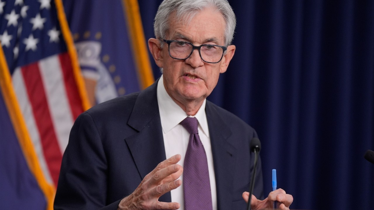 Federal Reserve Mantém Juros Inalterados: A Tensão Global que Chega ao Bolso do Brasileiro