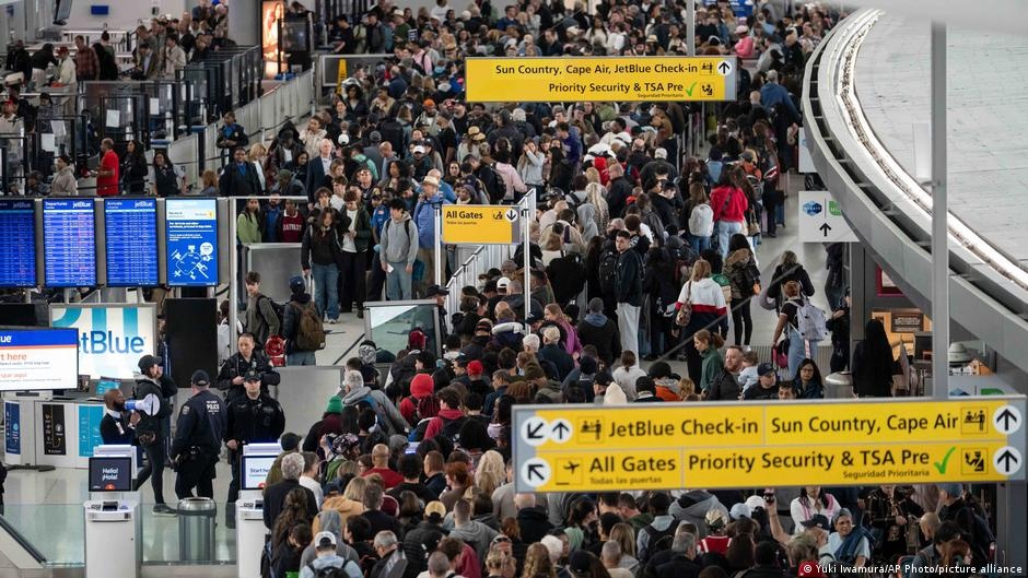 Impasse Orçamentário dos EUA: Agentes de Imigração em Aeroportos Elevam Tensões e Preocupações Globais