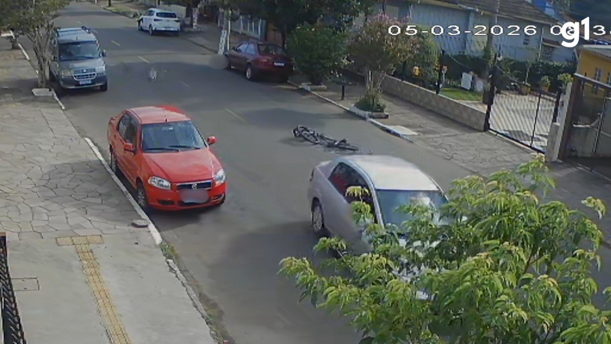 Ciclista morre em Canoas (RS) após ser atingido por carro que invadiu pista contrária