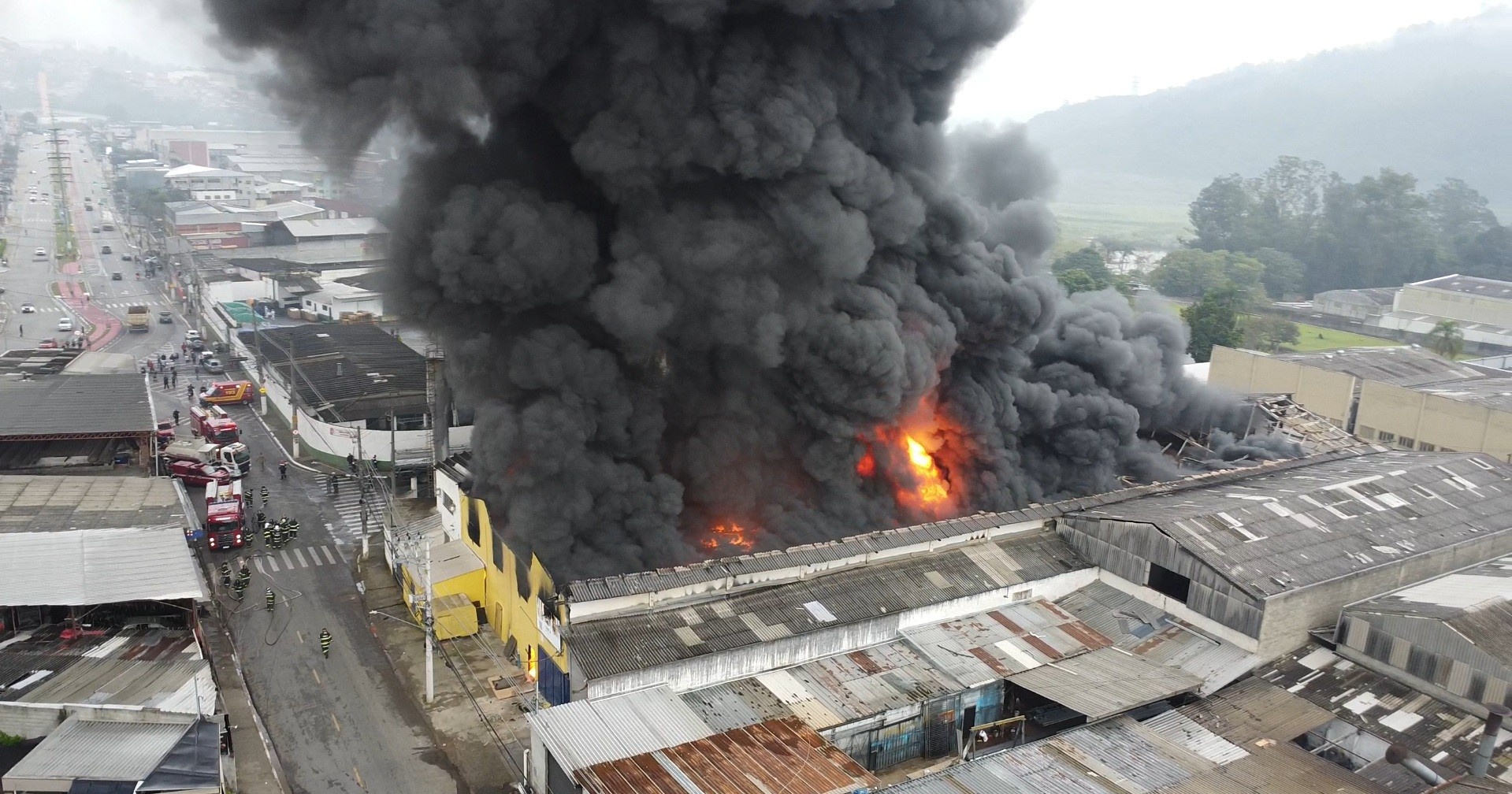 Incêndio em Reciclagem na Grande SP: O Alerta Ignorado sobre Gestão de Resíduos e Saúde Pública