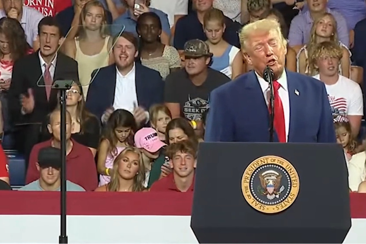 Micro-Protesto em Comício de Trump: O Escárnio como Barômetro da Tensão Política Global