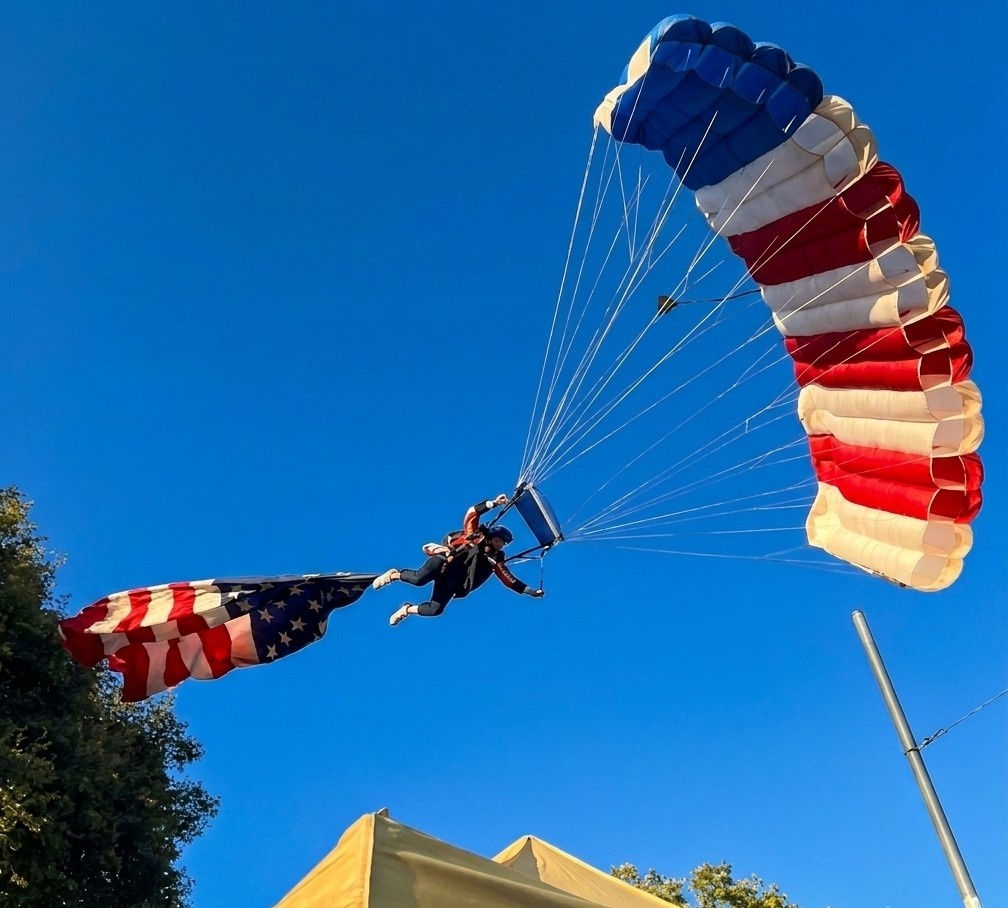 Símbolo em Queda: Acidente com Bandeira Americana Ilumina Fraturas Nacionais no Dia da Independência