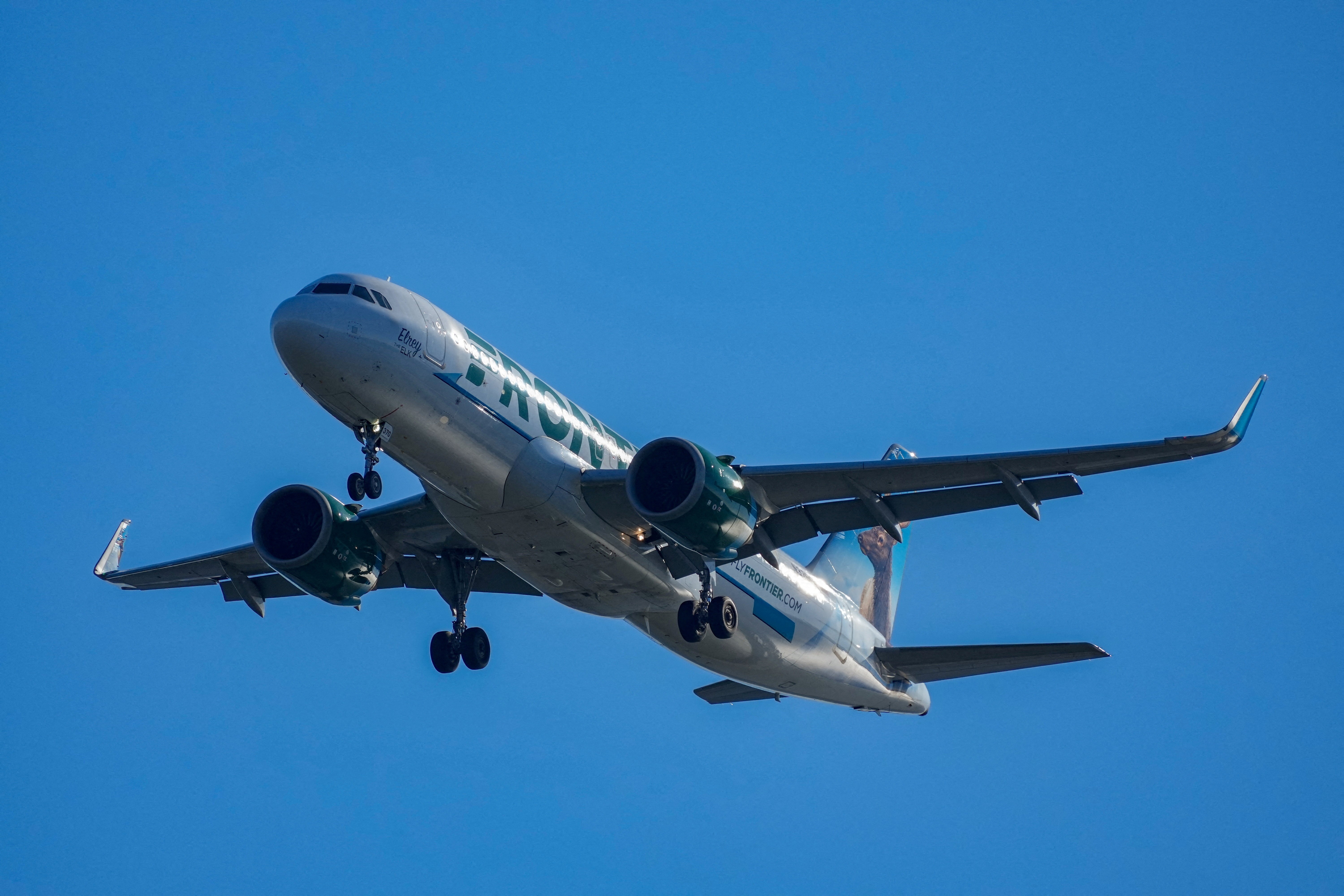 Incidente em Denver: Aeronave Atinge Pedestre em Pista Ativa e Levanta Questionamentos Cruciais sobre Segurança Aeroportuária Global