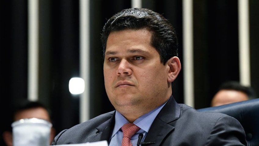 Acusações de Transferência Milionária a Senador: Implicações para a Governança Financeira e a Confiança Pública