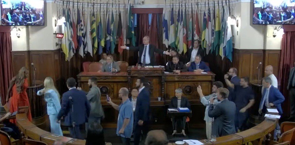 Aprovação de Título para Ludmilla Gera Tumulto na Câmara de Niterói