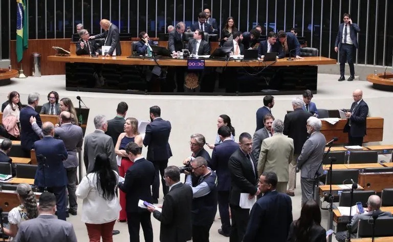 A Contradição Fiscal e o Xadrez Eleitoral: Como a Batalha entre Planalto e Congresso Redesenha o Cenário Político-Econômico Brasileiro