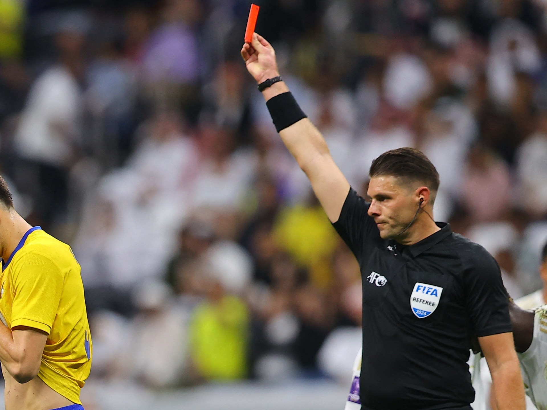 FIFA sob Escrutínio: Gestual de Árbitro de VAR Levanta Bandeira de Símbolo de Ódio na Copa do Mundo